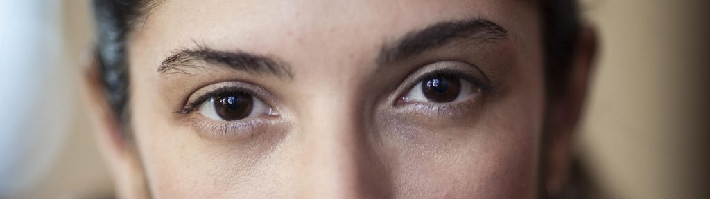 Primer plano de una mujer con expresión pensativa, reflexionando sobre EMDR therapy qué es.