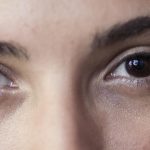 Primer plano de una mujer con expresión pensativa, reflexionando sobre EMDR therapy qué es.