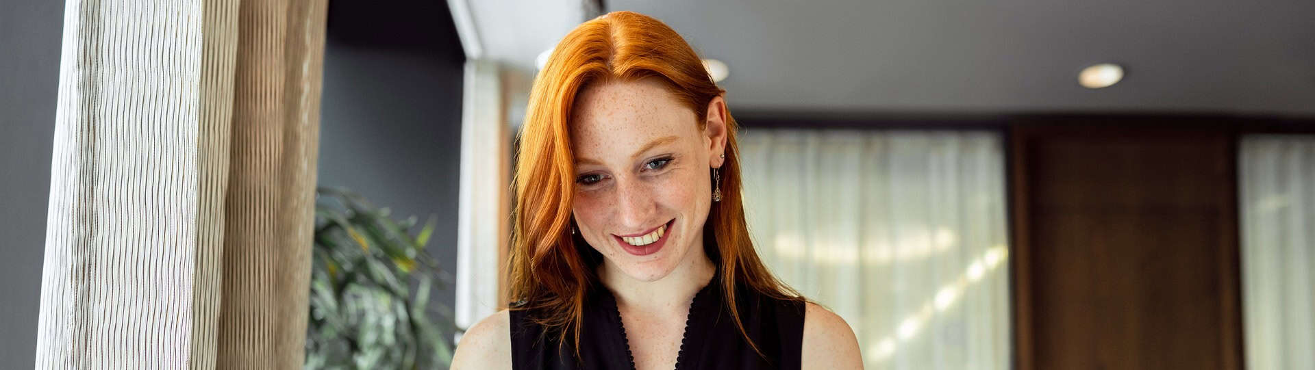 Young woman smiling during a conversation, representing comfort and openness in anxiety sessions.