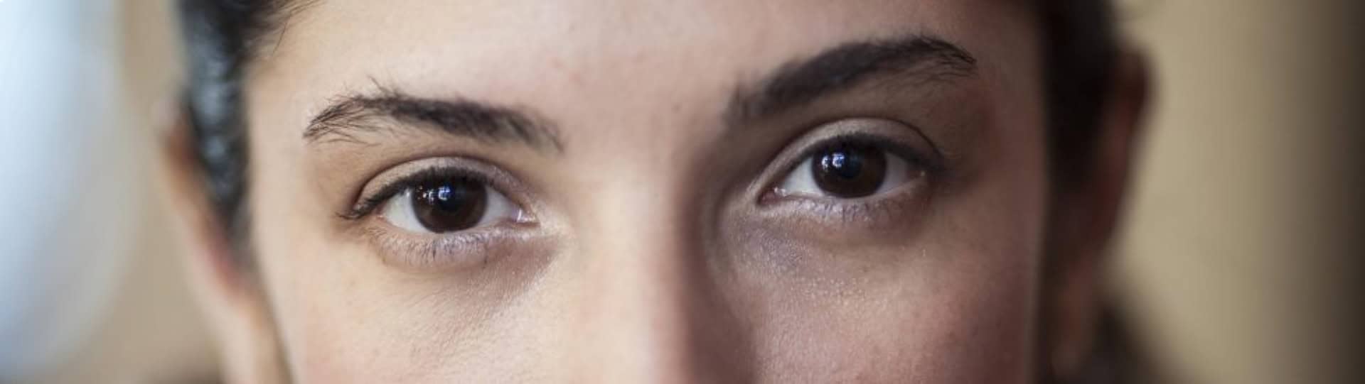 Primer plano de los ojos de una mujer, representando la introspección y la sanación en el contexto de EMDR therapy qué es.
